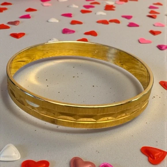 Monet - Gold tone textured Geometric Bangle Bracelet.  Vintage EUC - Picture 2 of 4